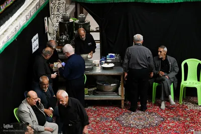 رختِ سیاهِ عزا بر تنِ بازار تهران