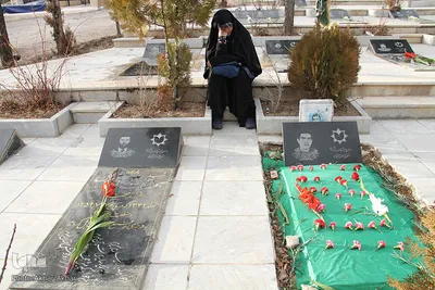 گلباران قبور شهدا در آستانه چهلمین سال انقلاب در شهرکرد