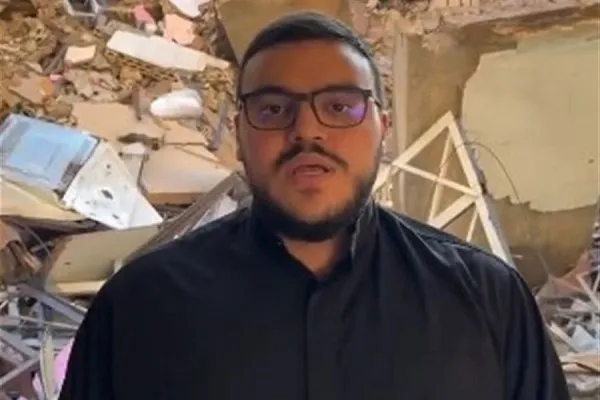 Pesanan anak Syed Hasan Nasrullah di sisi runtuhan rumahnya di Lubnan