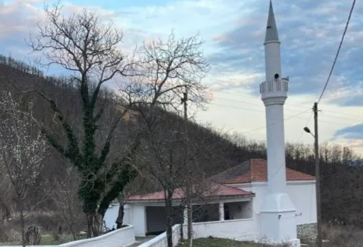 Batı Trakya'da camiye giren saldırgan Kur’an-ı Kerimleri yırttı