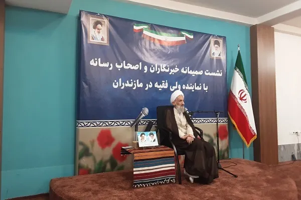 نشست صمیمی خبرنگاران و اصحاب رسانه استان با نماینده ولی فقیه در مازندران