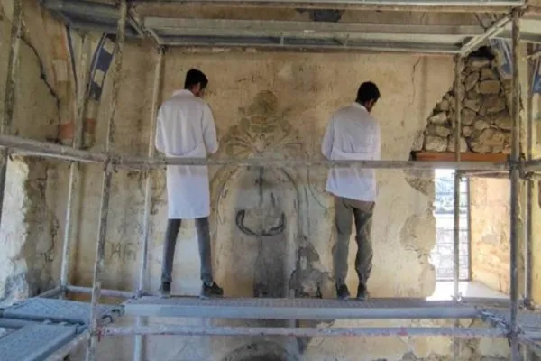 Duvarına yazılan yazıların temizlendiği tarihi cami koruma altına alındı
