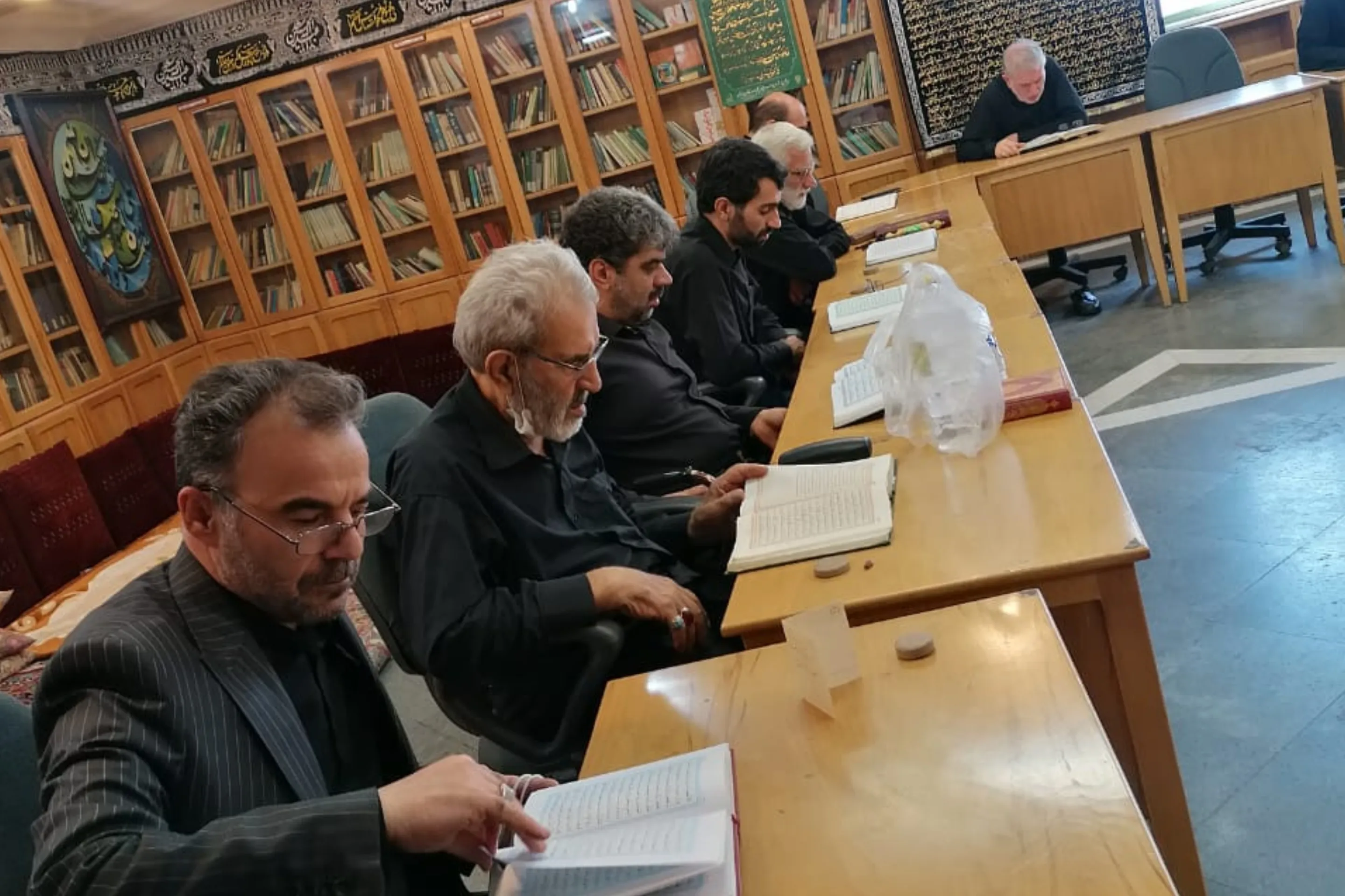 جلسه ختم قرآن از اذان صبح تاسوعا تا روز عاشورا برگزار شد + عکس