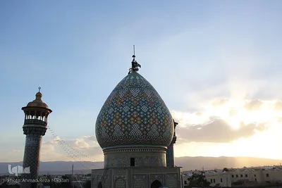 اهتزاز پرچم عزا بر فراز گنبد حرم حضرت سيدعلاءالدين حسين‌بن‌ موسي‌الكاظم(ع)
