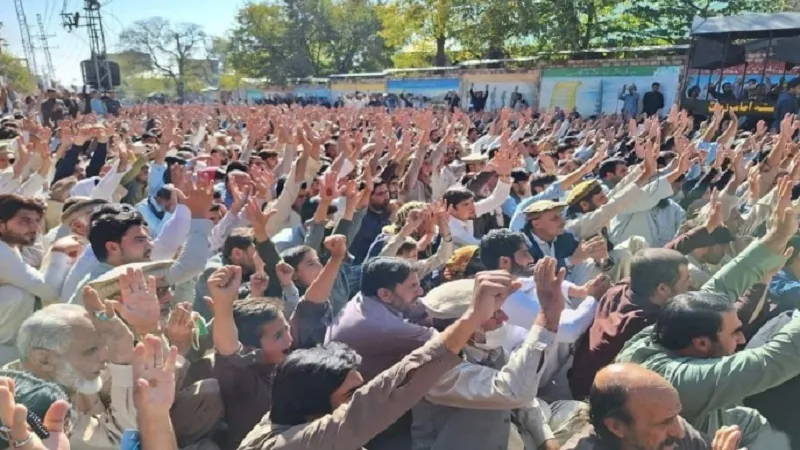د پاکستان د کرمې ضلعې طوري او بنګش قومونو د لسګونو زره خلکواعتراضیه لاریون  پیل کړ
