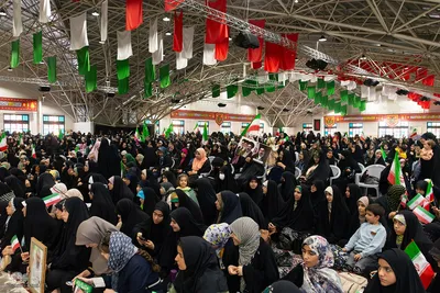 تجدید بیعت دختران و مادران اصفهانی با رهبر انقلاب در گلستان شهدا