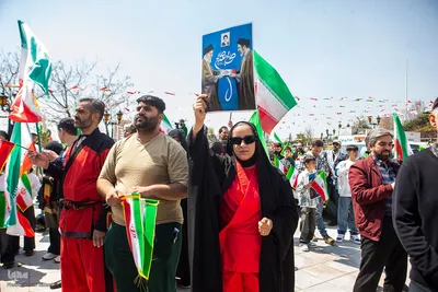اجتماع عظیم مردمی و اهتزاز بزرگترین پرچم ایران در روز جمهوری اسلامی