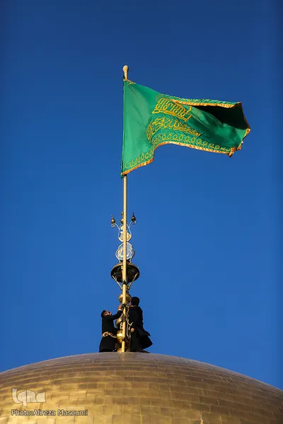 تعویض پرچم گنبد حرم امام رضا(ع)‎