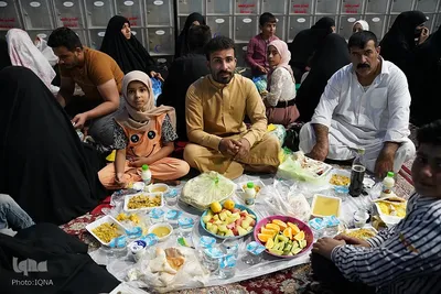 سفره‌های افطاری در جوار آستان علوی