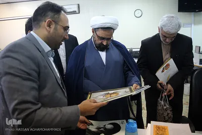 خبرنگاران مشغول کارند