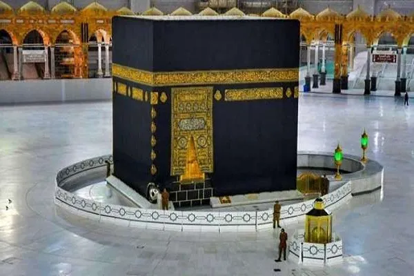 السعودية تمنع الوصول للكعبة والحجر الأسود للحد من كورونا