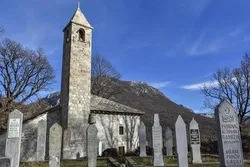 Mezquita bosnia desafía el tiempo con minarete con forma de torre de reloj