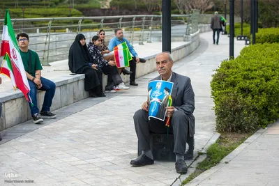 اجتماع عظیم مردمی و اهتزاز بزرگترین پرچم ایران در روز جمهوری اسلامی