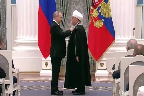 Путин вручил муфтию Ямала орден Дружбы