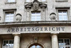 Berlin will Grundsatzentscheidung zum Kopftuchverbot erwirken