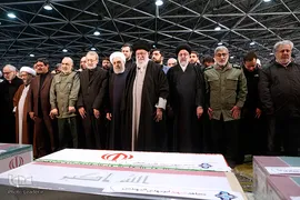نماز رهبر انقلاب بر پیکر سردار سلیمانی