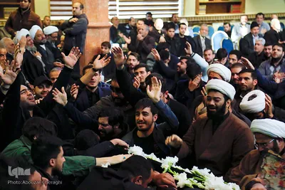 تشییع پیکر جهادگر تهرانی امیرمحمد اژدری بر روی دستان مردم 