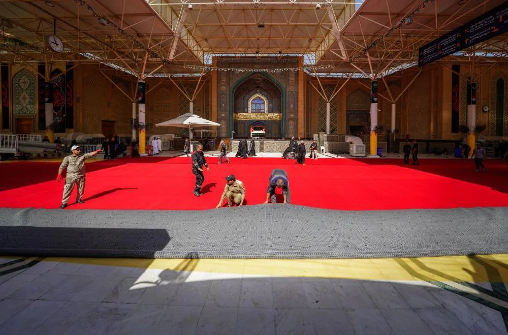 Makam Imam Ali (as) ditutup dengan warna merah menjelang Asyura Husaini