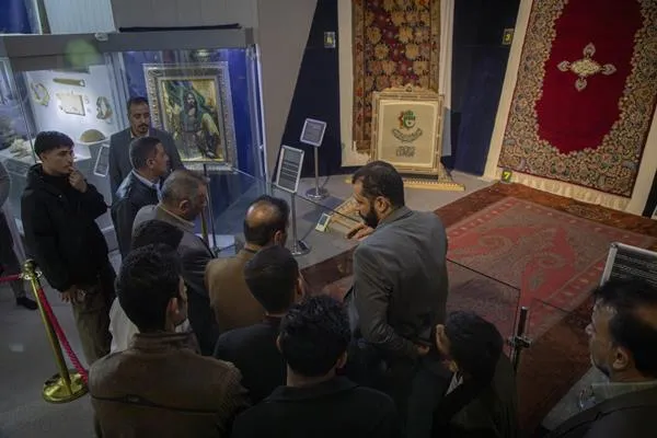 दीवान अहल अल-सुन्नत इराकी वक़्फ़ के सदस्यों की रोज़ए हज़रत अब्बास संग्रहालय की यात्रा + फोटो