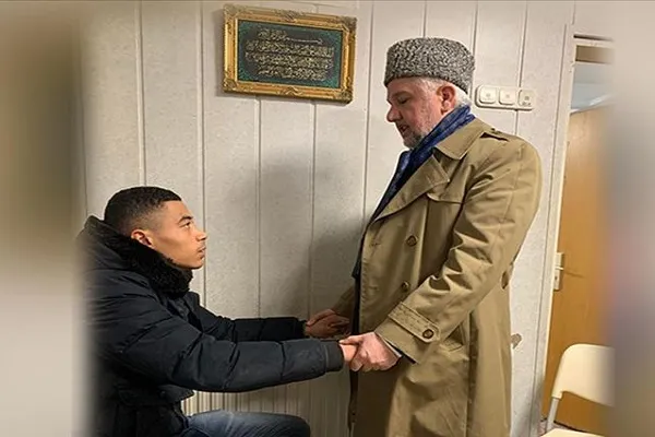 Almanya'da ırkçı terör saldırısından kurtulan Kamerunlu Müslüman oldu