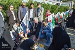 ادای احترام غلامرضا غفاری، معاون فرهنگی و اجتماعی وزارت علوم، تحقیقات و فناوری به شهدای هویزه