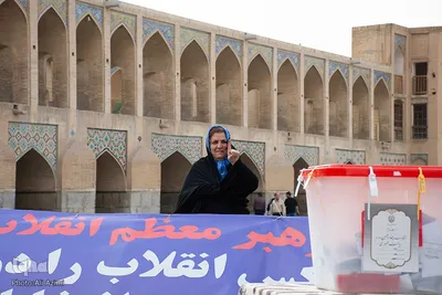 جشن انتخابات در پل خواجوی اصفهان