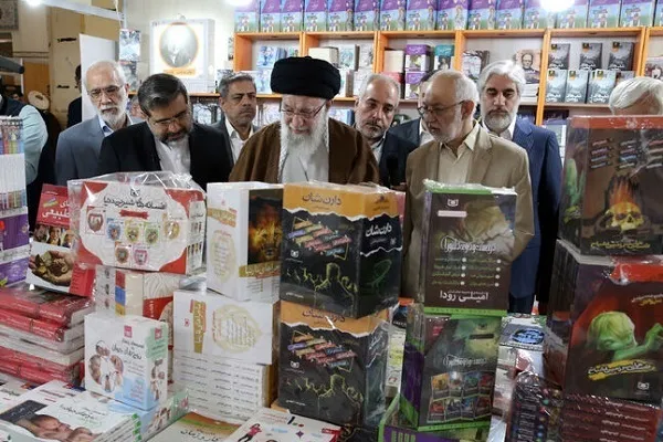قائدة الثورة الإسلامية يزور معرض طهران الدولي للكتاب + صور