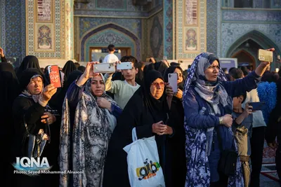 تعویض پرچم گنبد رضوی همزمان با آغاز ماه ربیع‌الاول
