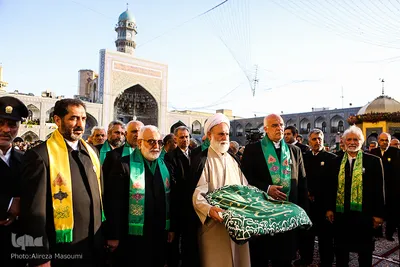 تعویض پرچم گنبد حرم امام رضا(ع)‎