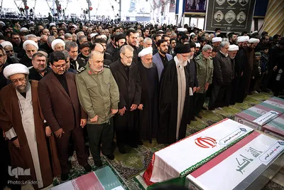 مراسم اقامه نماز بر پیکر مطهر سپهبد شهید حاج قاسم سلیمانی و همرزمان شهیدش با حضور رهبر معظم انقلاب