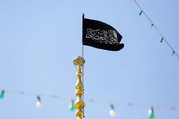 پرچم عزا بر فراز گنبد حرم حضرت معصومه(س) برافراشته شد