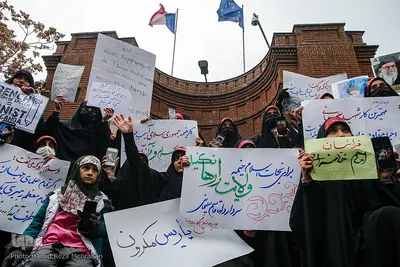 تجمع مردمی دانشجویی مقابل سفارت فرانسه