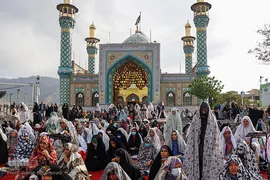 نماز عید سعید فطر در امام‌زاده پنج‌تن لویزان