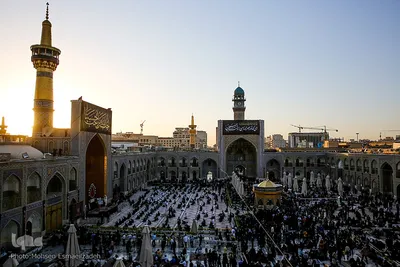 اهتزاز پرچم عزای حسینی بر فراز گنبد حرم رضوی
