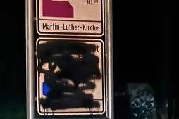 Almanya'da Penzberg kasabasının girişinde cuma namazı vaktini gösteren tabelaya boyalı saldırı