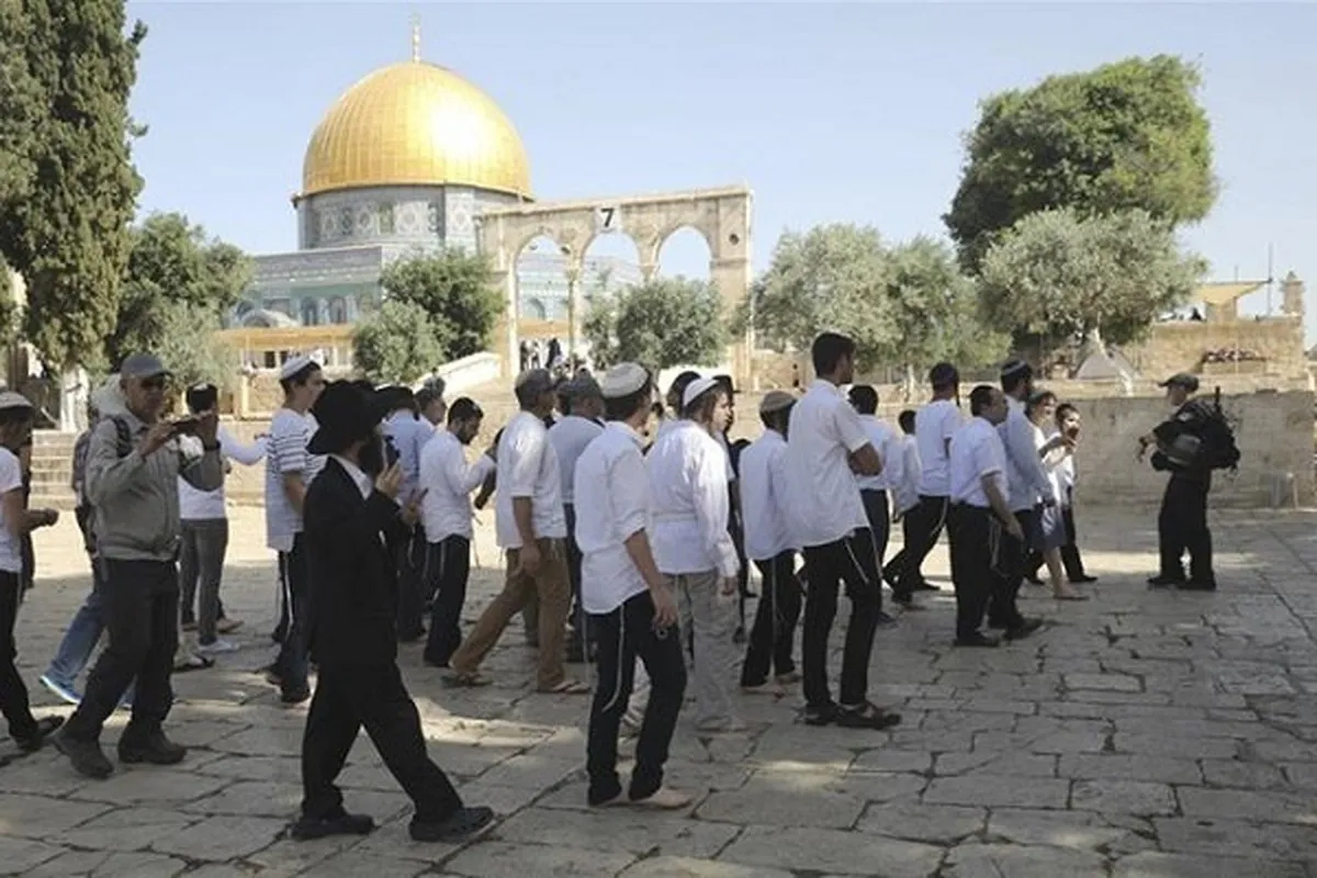 Walowezi wa Kizayuni wauhujumu msikiti wa al-Aqswa chini ya himya ya jeshi katili la Israel
