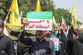 تهرانی‌ها پس از نماز جمعه در محکومیت تهاجم اسرائیل به خیابان‌ها آمدند”
