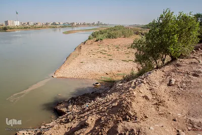 رودخانه‌ کارون که روزگاری جریان حیاتی خوزستان بوده است اکنون آب این رود در پایین‌ترین سطح خود در چندین سال اخیر قرار دارد. 