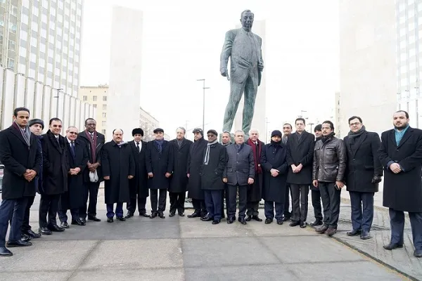 Послы арабских стран возложили цветы к памятнику Евгению Примакову