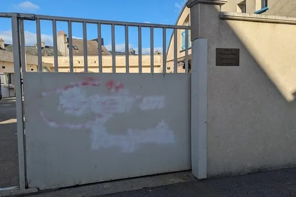 En France, la mosquée de Cherbourg-Octeville taguée