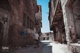 مردی سوار بر دوچرخه در شهر قدیم موصل. بیش از 300 هزار نفر از ساکنان موصل هنوز خانه‌ای برای بازگشت ندارند.
