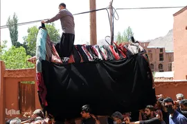 نخل‌گردانی روز عاشورا در روستای ابیانه