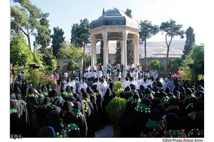 تلاوت جمعی حافظان قرآن در جوار آرامگاه خواجه راز