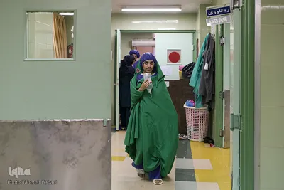 محدثه ۲۴ ساله در حال آمدن به بخش عمل جراحی است.