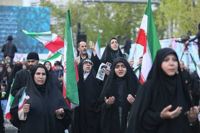 تجمع کودکان و نوجوانان در چهلمین روز شهادت دانش‌آموزان مینابی