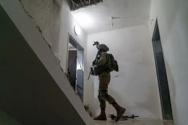 Israeli Forces Detain Fatah Leader, Steal His Money in West Bank