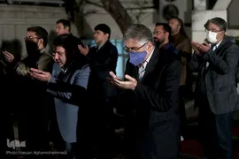 اقامه نماز جماعت شرکت کنندگان در پایان مراسم هفدهمین سالروز تأسیس خبرگزاری بین المللی قرآن (ایکنا)