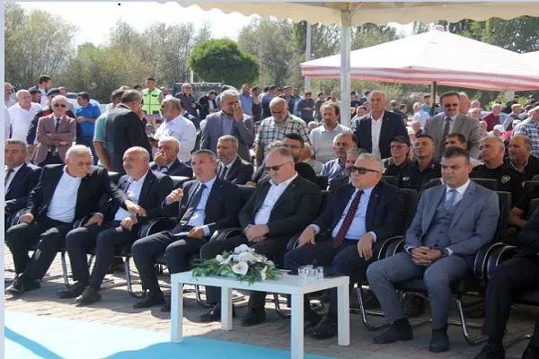 Hafik'te hayırsever kardeşlerin yaptırdığı cami ibadete açıldı