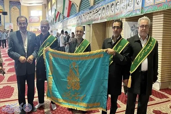 آیین پرچم گردانی مسجد جمکران در نماز جمعه بابلسر