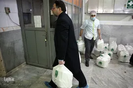 توزیع غذای حضرتی آستان مقدس حضرت عبدالظیم حسنی(ع) میان بیماران کرونایی بستری در بیمارستان فیروزآبادی شهر ری